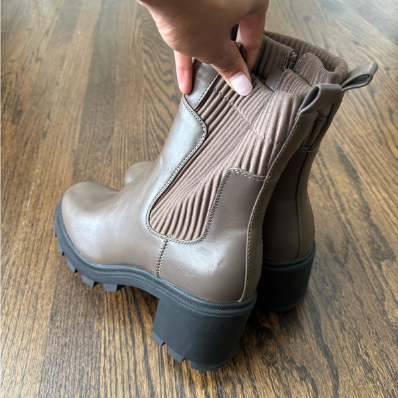 Brown heeled Fall boot, Women’s Size 9 - Picture 3 of 5